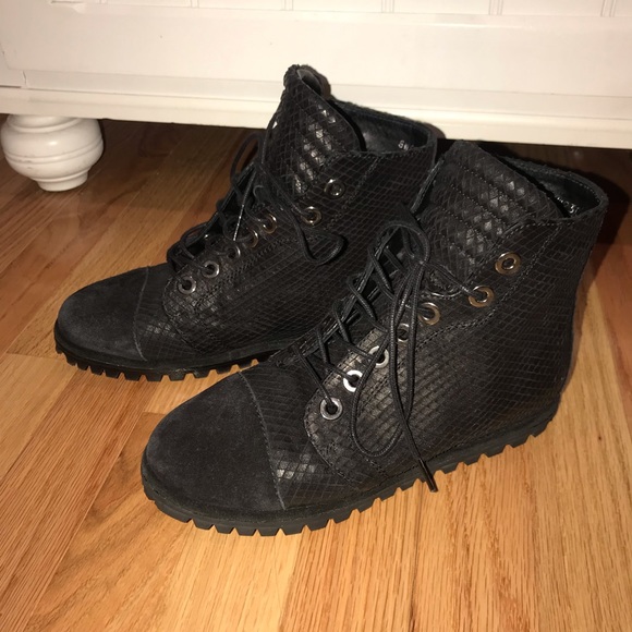 Stuart Weitzman Black Snakeskin Combat Boots 5.5 - Picture 4 of 5
